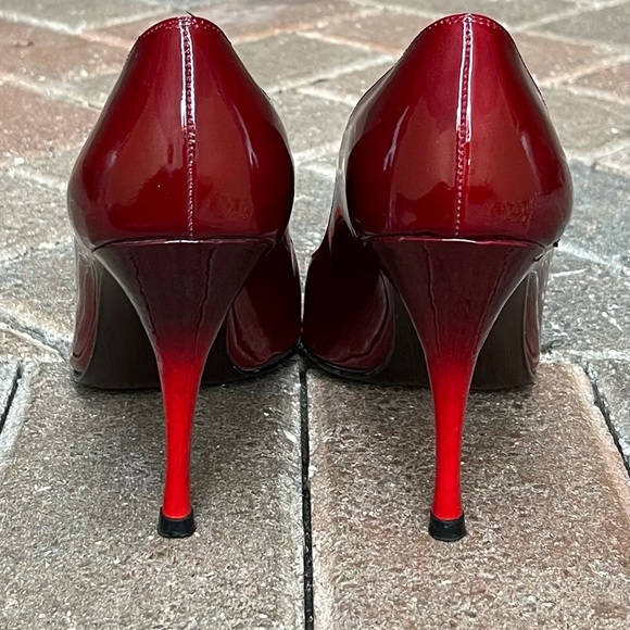 Stuart Weitzman red ombré patent leather pumps - Picture 4 of 9